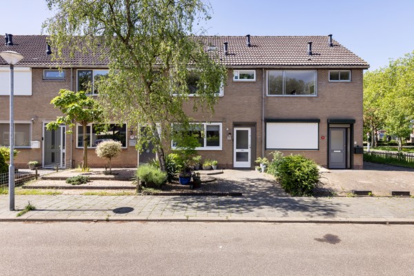 Foto - Te koop: Nette tussenwoning in het gezellige Klundert!